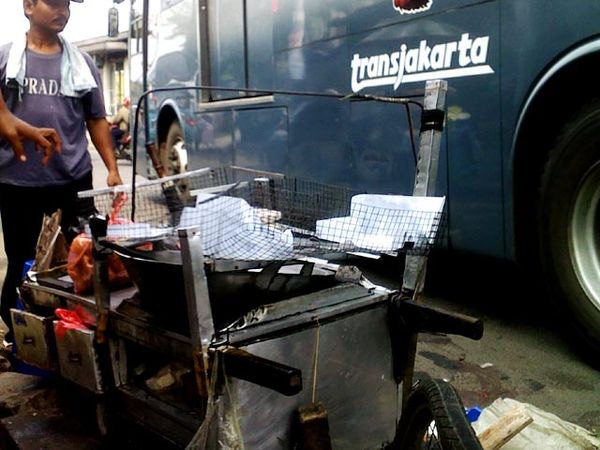 Bus TransJ Seruduk Pedagang Gorengan