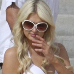 Perut Membuncit, Paris Hilton Digosipkan Hamil