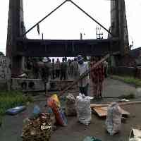 Patahan Besi Jembatan Petekan Diangkat