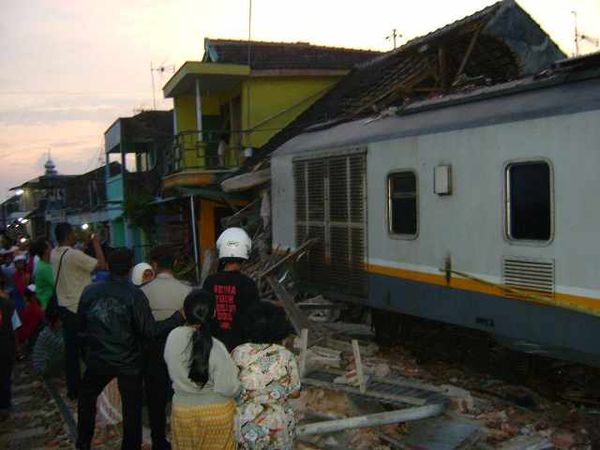 3 Rumah Diseruduk Gerbong KA Gajayana