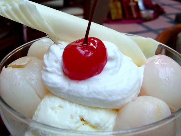 Segarnya Es Krim Leci ala Savoy Homann