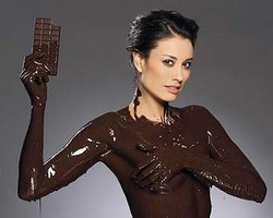 Presenter TV Bugil Berlumuran Cokelat di Iklan Diet