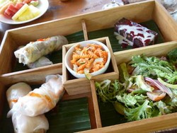 Asyiknya Picnic Lunch di Tepian Sawah