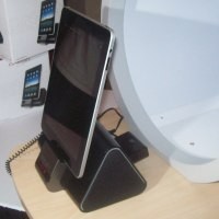 Dudukan Gorilla dan Proyektor Mini untuk iPad