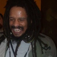 Anak Bob Marley Pajang Aksesoris iPhone 