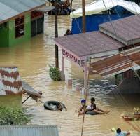 Paskhas TNI AU Kerahkan Perahu Karet Evakuasi Korban Banjir di Medan