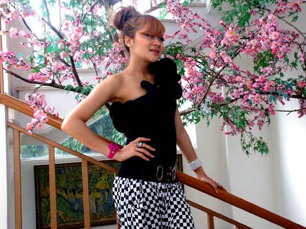 Hitam-Putih Indah Dewi Pertiwi