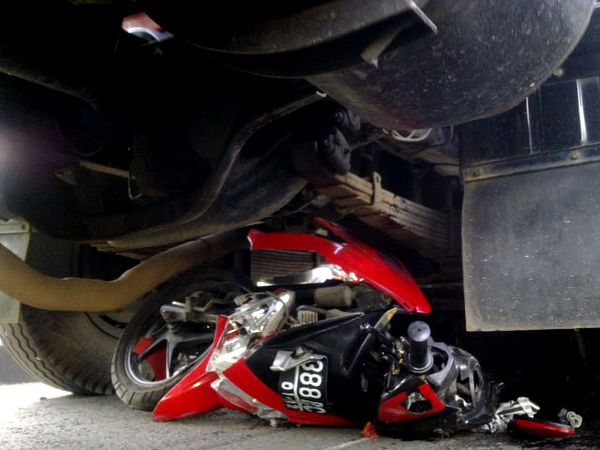 Tergilas Truk, Pengendara Vario Tewas