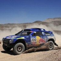 Sainz Pertahankan Jarak