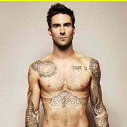 Adam Levine Bugil untuk Amal