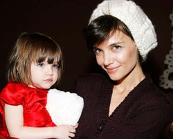 Katie Holmes Dinasihati Suri Cruise Soal Fashion