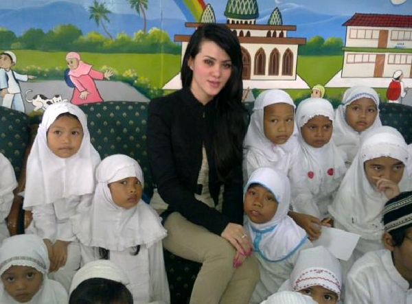 Ultah ke-26 Angel Lelga bersama Anak Yatim