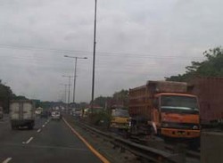 Truk Terguling Dievakuasi, Sisakan Macet Hingga 2 Km