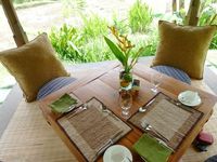 Menikmati Picnic Lunch di Pinggir Sawah