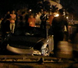 Tabrak Pembatas, Sedan Porsche Tercebur ke Kolam Bundaran HI