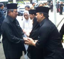 SBY & Ani Yudhoyono Melayat Sudwikatmono