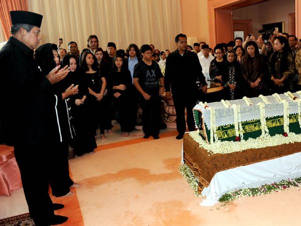 SBY Melayat Sudwikatmono