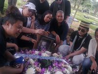 Isak Tangis Mengiringi Pemakaman Elfa 