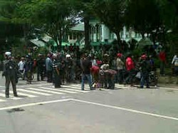 Dihadang Polisi, Massa Kontra Bupati Gowa Mundur 