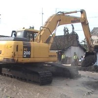 4 Alat Berat Keruk Jalan Magelang-Yogya