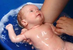 Amankah Bayi Menelan Air Saat Mandi?