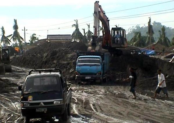 Pengerukan Material Lahar Dingin Masih Berlanjut