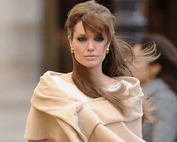 Rahasia Gaya Anggun Angelina Jolie di The Tourist