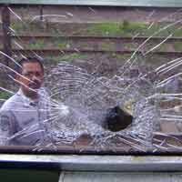 Angkut Aremania, 351 Kaca KA Matamaja Pecah