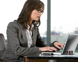 4 Tips Sehat Saat Duduk Lama di Depan Komputer