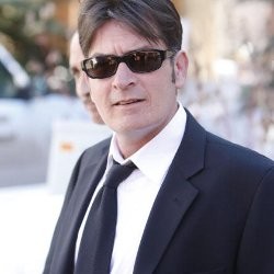 Charlie Sheen Habiskan Malam Bersama 3 Bintang Porno