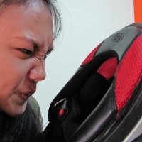 Usir Bakteri dan Virus SARS dan H1N1 di Helm