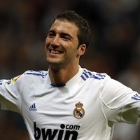 Operasi Higuain Berlangsung Sukses