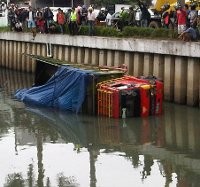Truk Masuk Kali Cideng Karena Menghindari Motor yang Trek-trekan
