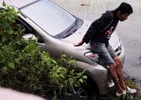 Daihatsu Xenia Nyemplung ke Sawah 