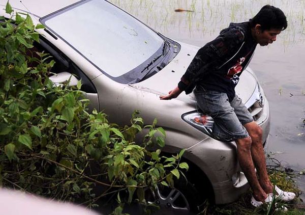 Daihatsu Xenia Nyemplung ke Sawah 