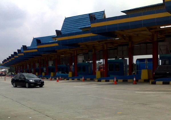 Gerbang Tol Miring Pertama di Indonesia