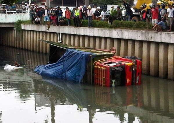 Truk Nyemplung ke Kali Cideng