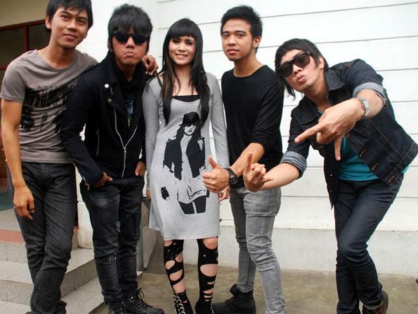 Momo Geisha dan Stoking Robek