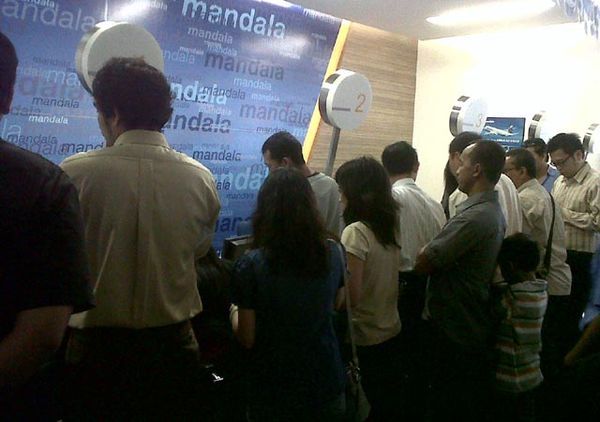 Calon Penumpang Serbu Kantor Pusat Mandala  