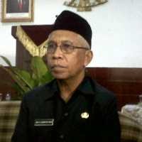 Wabup Alor Beri Kain Sumba dan Santunan Pada Keluarga Korban