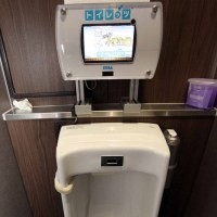 Mainkan Video Game dengan Semburan Air Seni