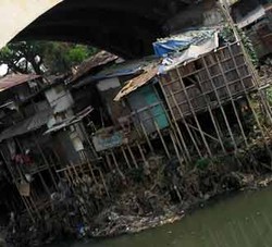 Warga Miskin Jakarta Bertahan dengan Sikap Masa Bodoh
