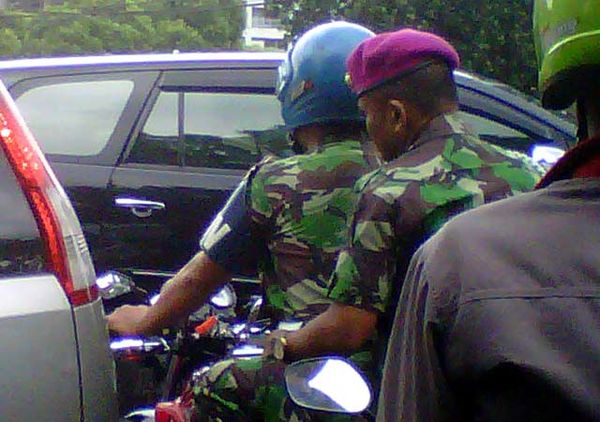 Aparat Tak Berhelm Saat Berkendara