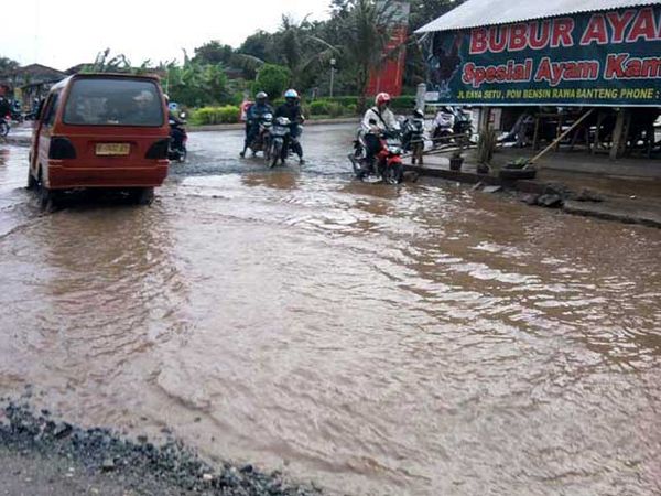 Jalan Raya Setu Bekasi Memprihatinkan