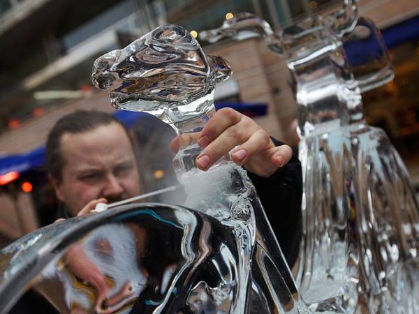 Kompetisi Memahat Es