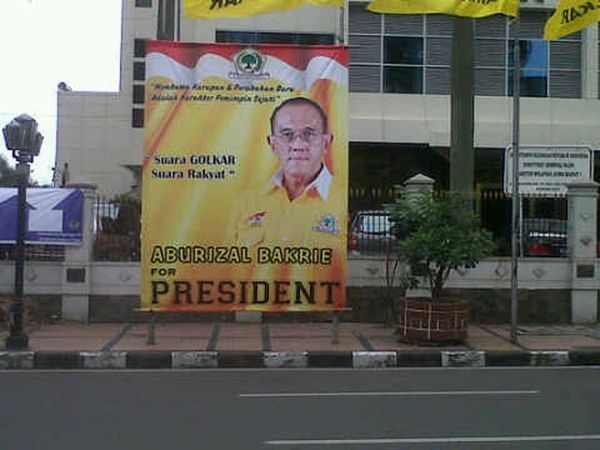 Ical Mulai Lewat Spanduk