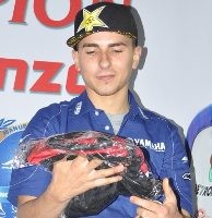 Lorenzo Dapat Hadiah dari Komunitas Yamaha