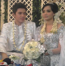 Ibunda Zaskia Sungkar: Irwansyah, Tolong Bikin Dia Bahagia