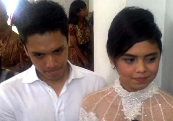 Randy Pangalila dan Pacar Kompak Serba Putih