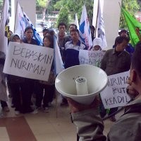 Tuntut Teman Dibebaskan, Aktivis Pekerja Demo PN Semarang